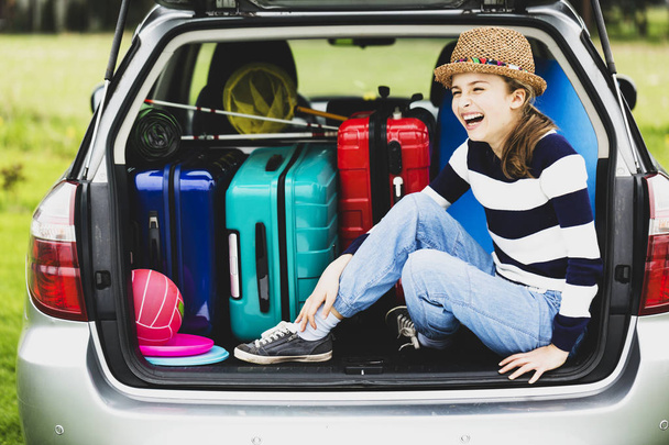 Summer vacation, young girl ready for travel - Foto, Bild