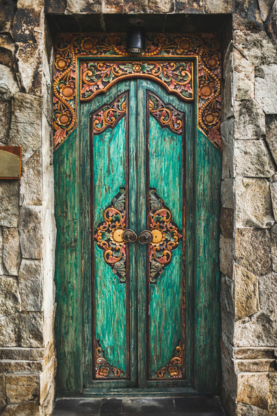 Porta de madeira esculpida artesanal balinês tradicional
  - Foto, Imagem