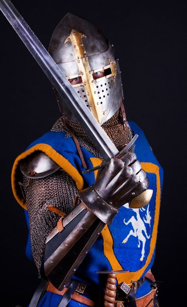 Knight posing with sword - 写真・画像