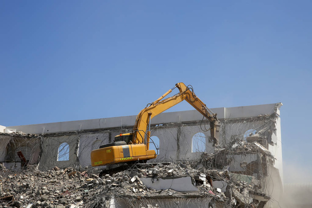 Stadterneuerung findet statt, weil ein Gebäude abgerissen wird - Foto, Bild