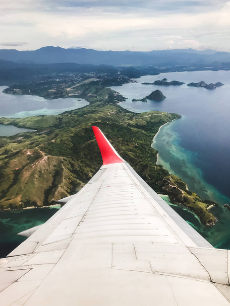 Вид на узбережжя тропічного острова з літака. Подорожі та відпочинок
 - Фото, зображення