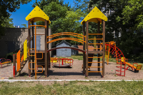 Parque infantil vazio em um dia ensolarado
. - Foto, Imagem