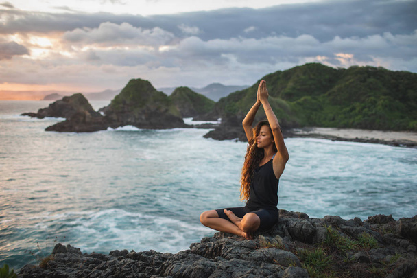 Yoga met prachtig uitzicht op de bergen en de Oceaan - Foto, afbeelding