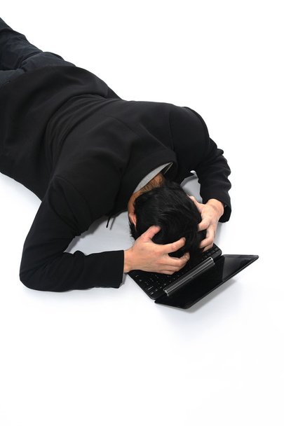 podnikatel v depresi položil hlavu na laptop. - Fotografie, Obrázek