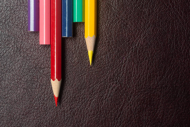 Να είναι διαφορετική-ακόμα ζωή εννοιολογική-χρώμα μολύβια σε απομονωμένα - Φωτογραφία, εικόνα