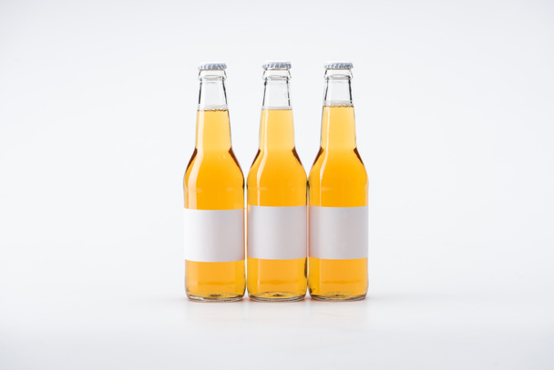 bouteilles de bière avec des étiquettes blanches vierges sur fond blanc
 - Photo, image