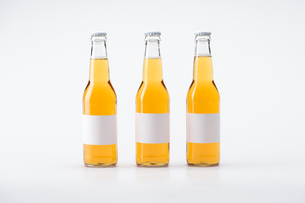 garrafas de cerveja com etiquetas em branco no fundo branco
 - Foto, Imagem