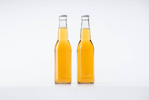 bouteilles en verre de bière en rangée sur fond blanc
 - Photo, image
