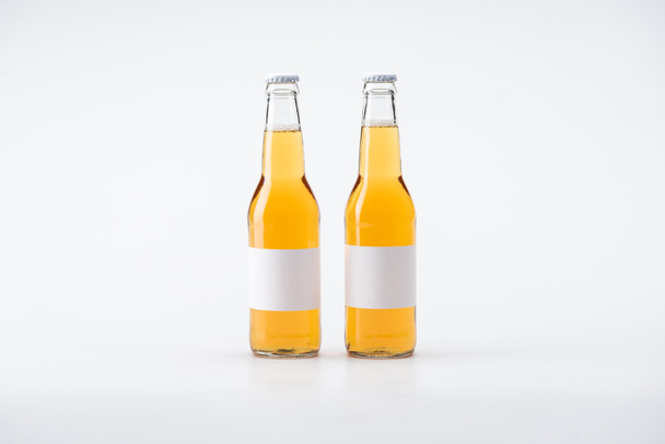 két üveg sör fehér üres címkék fehér háttér - Fotó, kép