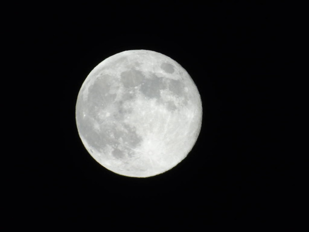 Lua Cheia Isolado no fundo preto em dias de verão
 - Foto, Imagem