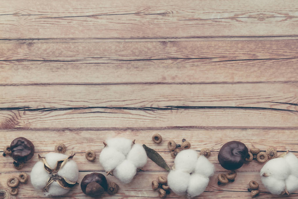 Composición de otoño. Vista superior de la flor de algodón esponjoso blanco seco en madera blanca con espacio para copiar. Composición floral
 - Foto, imagen