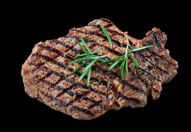 Smažený hovězí steak na černém pozadí - Fotografie, Obrázek
