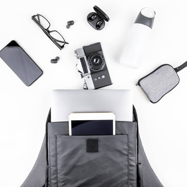 Nowoczesny plecak z laptopem i tabletem wewnątrz - Zdjęcie, obraz