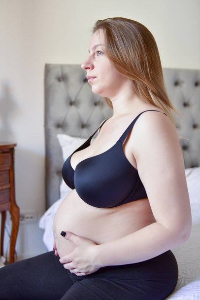 Portrait of young pregnant attractive woman - Valokuva, kuva