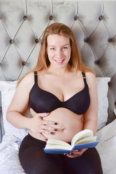 Pregnant woman reading a book - Φωτογραφία, εικόνα