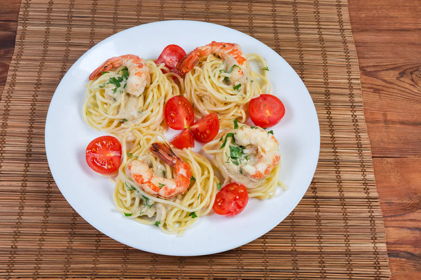 Cooked Spaghetti pasta with shrimp tails and cherry tomatoes - Photo, Image