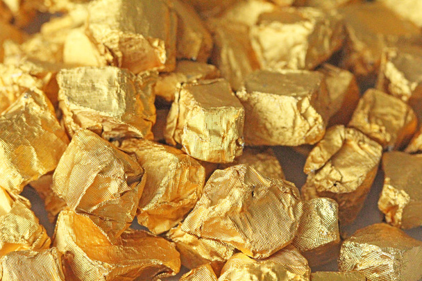 Goldener Hintergrund. Barren oder Nuggets aus reinem Gold. Blattgold. te - Foto, Bild