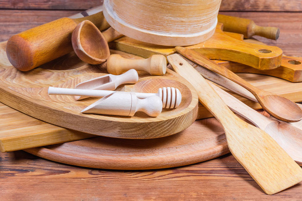 Różne drewniane naczynia kuchenne na rustykalnym stole - Zdjęcie, obraz