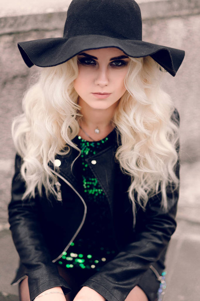 beautiful girl with silver hair in a leather jacket - Valokuva, kuva