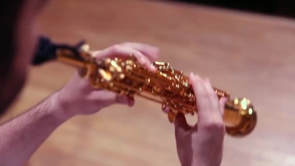 Člověk hraje soprán saxofon - Záběry, video