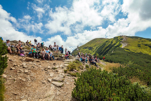 Zakopane, Polska-20 sierpnia 2017: turyści relakują się w górach Giewont, w Polsce, w Tatrach - Zdjęcie, obraz