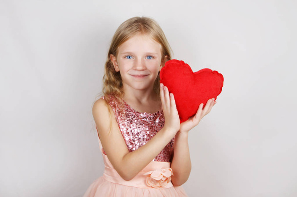  beyaz bir arka plan üzerinde kırmızı kalpli güzel sarışın kız. Sevgililer Günü için kalbi olan çocuk - Fotoğraf, Görsel