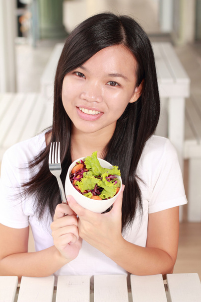 Dame isst Gemüsesalat im Restaurant - Foto, Bild