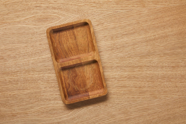 vista superior de la placa vacía de madera en la mesa de madera
 - Foto, Imagen