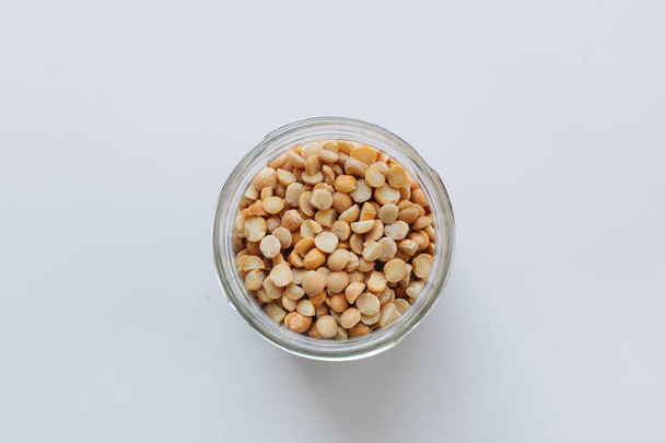 glass jar with raw dry peas, macro - Foto, afbeelding