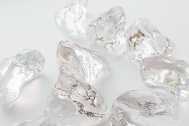 розкидані кристали на білому тлі, красиві дорогоцінні камені
 - Фото, зображення
