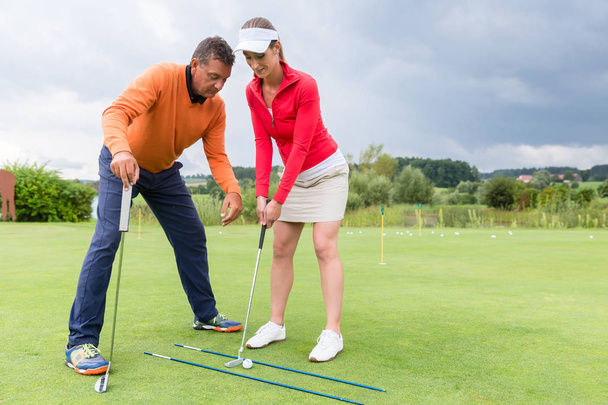 Golf eğitmeni ile pratik kadın - Fotoğraf, Görsel