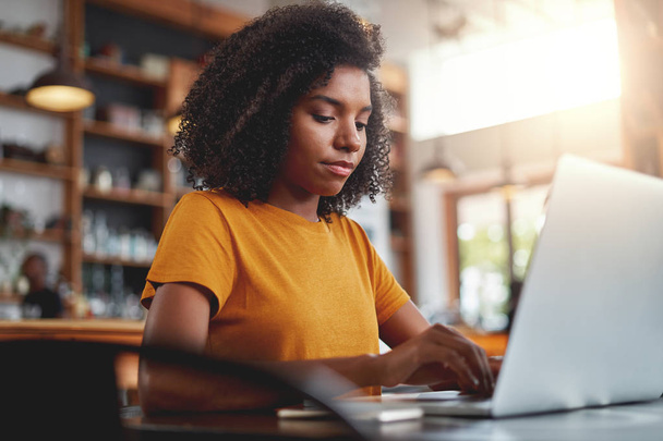 Young afro-american woman working on her laptop - Foto, Bild