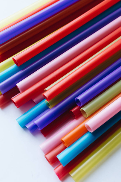 Куча разноцветных коктейльных соломинок на белом фоне
 - Фото, изображение