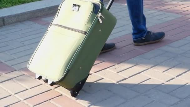 чоловік кидає камеру з багажем валізи. Ноги крупним планом на відкритому повітрі кадри
  - Кадри, відео