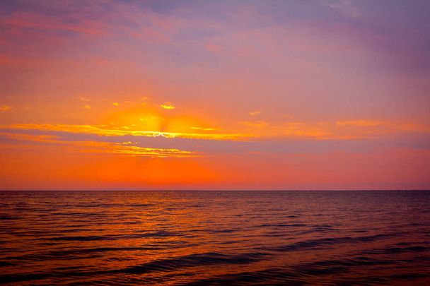 Zonsopgang, zonsopgang, ochtend vroeg op Middellandse Zee - Foto, afbeelding