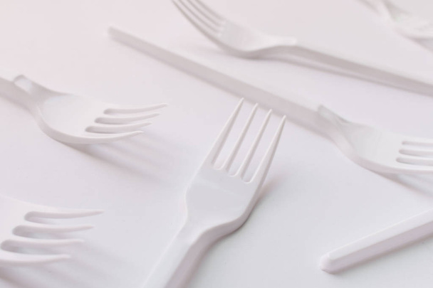 jeu de fourchettes en plastique blanc plat posé sur fond blanc
 - Photo, image