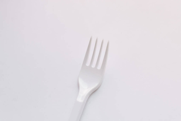 tenedor de plástico blanco sobre fondo blanco
 - Foto, Imagen