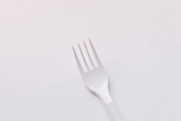 tenedor de plástico blanco sobre fondo blanco
 - Foto, Imagen