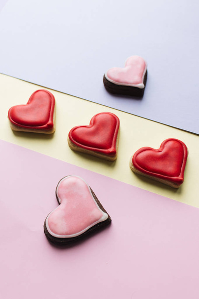 biscoitos em forma de coração com esmalte vermelho
  - Foto, Imagem