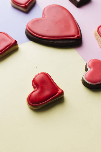 печенье в форме сердца с красной глазурью
  - Фото, изображение