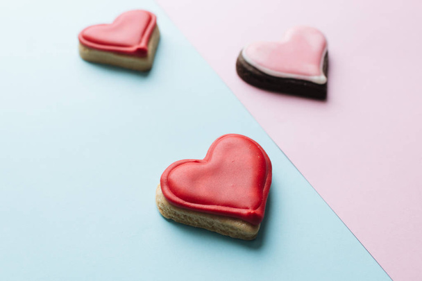 печенье в форме сердца с красной глазурью
  - Фото, изображение