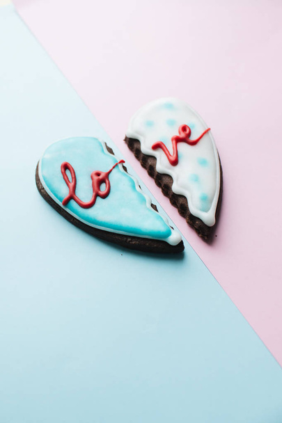 two cookies in shape of broken heart with glaze - Foto, afbeelding