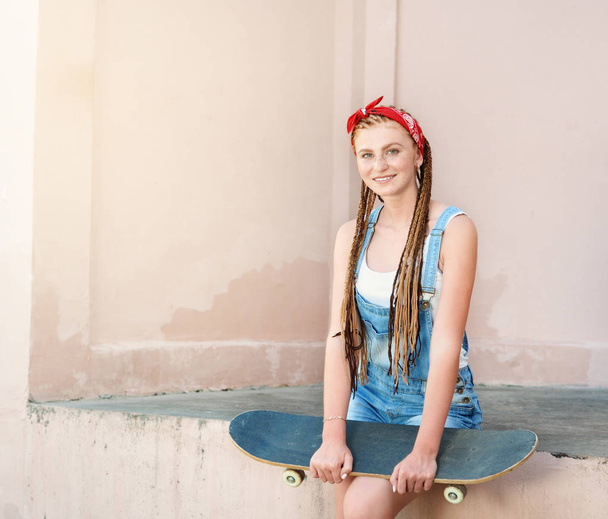 Red hair teenage girl with freckles in casual style with skateboard in summer day on the street - Foto, Bild