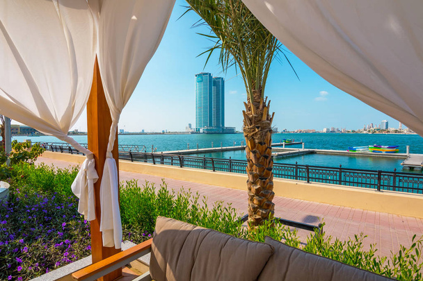 RAS al Khaimah tijdens Sunny Day. Uitzicht op de prachtige baai met haven op de achtergrond - Foto, afbeelding