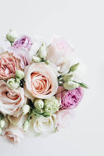 Прекрасный весенний букет с розовыми и белыми нежными цветами - Фото, изображение