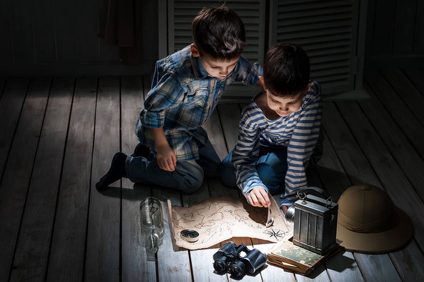 Children learn the old map  - Valokuva, kuva