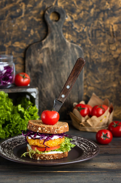 Овощной сэндвич с котлетом
 - Фото, изображение