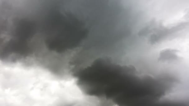 Donkere en dramatische storm wolken gebied achtergrond. Time lapse - Video