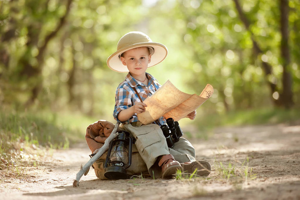 Boy traveler exploring route map - Foto, imagen