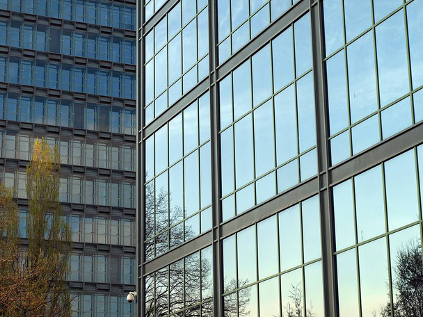 Le finestre di un moderno edificio per uffici. Edifici commerciali architettura
. - Foto, immagini